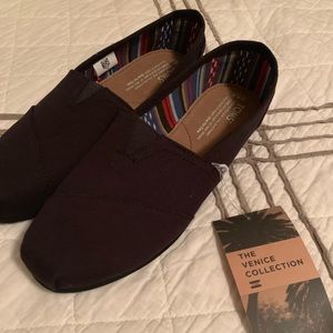 New, never worn Women’s TOMS size 8.5